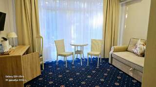 Гостиница Бригантина Геленджик Семейный номер с видом на сад-3